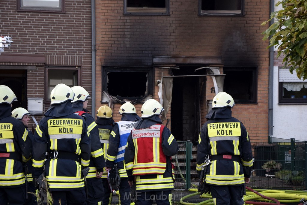 Feuer 2 Vollbrand Reihenhaus Roggendorf Berrischstr P059.JPG - Miklos Laubert